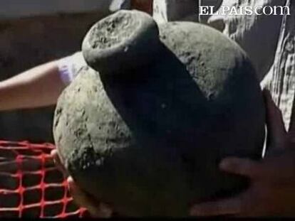 Cañones y tinajas son los objetos recuperados en el interior del galeón que quedó enterrado hace 300 años en la orilla del Rio de la Plata, en Argentina. Las excavaciones de unas obras de construcción lo han sacado a la luz. Se trata de una embarcación del siglo XVIII, hundida en aguas del Río de la Plata. Por el momento se han recuperado, además de tinajas y cañones.