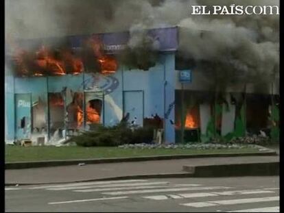Más de 1000 manifestantes que participaban en una protesta contra la OTAN ha prendido fuego a un hotel Ibis de la ciudad francesa de Estrasburgo. Allí se ha celebrado la cumbre de la Alianza Atlántica.La planta baja de este hotel de 78 habitaciones ha quedado totalmente destruida por las llamas.