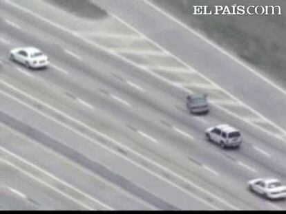 Nuevas imágenes de una espectacular persecución policial en Estados Unidos. Esta vez, la improvisada carrera tenía lugar en las carreteras deTexas. Varias unidades de policía han perseguido durante una hora a un vehículo después de que su conductor se saltara un control rutinario. En su huida, el coche se salió de la carretera en varias ocasiones, aunque consiguió seguir su camino. Todo acabó cuando se saltó un cruce y chocó brutalmente con otro vehículo.