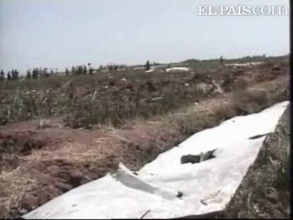 168 personas han muerto en Irán al estrellarse el avión en el que viajaban, minutos después de despegar del aeropuerto de Teherán. Las autoridades iraníes creen que un fallo técnico podría haber sido el causante de la tragedia. El impacto del avión iraní contra el suelo ha dejado un cráter de varios metros de profundidad y los 168 cuerpos esparcidos por los alrededores. Los lugareños habían visto el avión envuelto en llamas antes de caer a plomo. El avión, un Tupolev, sufrió algún tipo de problema técnico 16 minutos después de despegar de Teherán rumbo a la capital armenia. No hay supervivientes. Todo apunta a fallos de seguridad porque la flota aérea iraní se encuentra en estado crítico, igual que las líneas aéreas yemeníes. Carencias en las revisiones de los aparatos que provocaron que este avión se estrellara en las islas Comoras en junio. En menos de dos meses, desde el accidente de Air France en el Atlántico, han muerto más de 500 personas, la misma cifra que a lo largo de todo el año pasado.