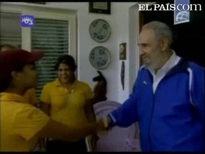 Fidel Castro ha reaparecido en la televisión pública cubana después de 14 meses de ausencia. Esta madrugada ha sido emitido sin previo aviso un vídeo en el que el ex presidente conversa con un grupo de estudiantes. Parece tener buena salud e incluso habla de la actualidad.