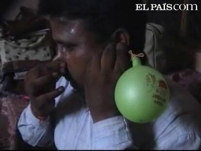 Khem Karan Koli, un ciudadano indio de Moradabad, en el estado septentrional de Uttar Pradesh, es capaz de inflar globos con su oreja. Khem Karan tapa su nariz, cierra su boca y envía todo el aire al canal auditivo. El resultado es la felicidad de los niños de su pueblo que aguardan pacientemente a que el habilidoso hombre hinche un globo tras otro.