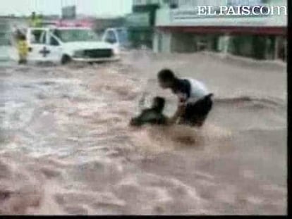 El huracán Jimena se despide de México con gran contundencia. Degradado a tormenta tropical, este huracán, que irrumpió el pasado jueves en la costa del Pacífico, sigue dando coletazos en el noroeste del país. El estado de Sonora, de clima casi desértico, ha quedado completamente anegado. 75.000 personas se han visto afectadas y otras 10.000 han tenido que refugiarse en albergues.