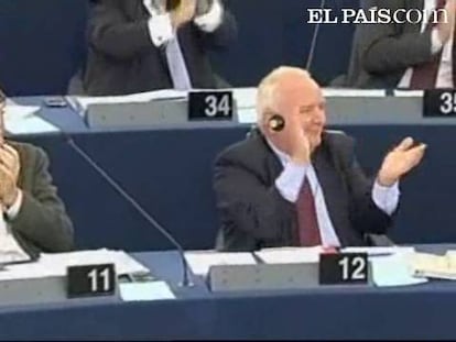 Los eurodiputados han aprobado por mayoría absoluta en Estrasburgo la candidatura de José Manuel Durão Barroso para un segundo mandato de cinco años al frente de la presidencia de la Comisión Europea. El resultado de la votación fue: 382 votos a favor, 219 votos en contra, 117 abstenciones. Había 718 eurodiputados presentes (el hemiciclo alberga 736 escaños).