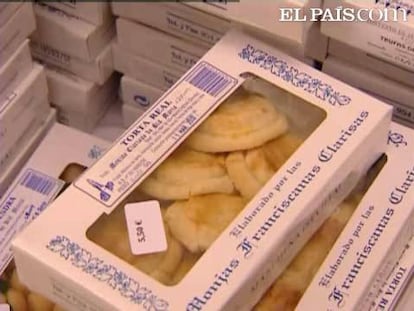 Las monjas de Sevilla han inaugurado la muestra de dulces que cada año celebran en el puente de la Constitución. Desde hace 25 años las monjas de clausura sacan sus dulces típicos elaborados con recetas milenarias. 17 conventos participan en este peculiar rastrillo en los Reales Alcázares.