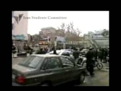 La oposición difunde imágenes de enfrentamientos entre las fuerzas del orden y los manifestantes en la capital iraní.