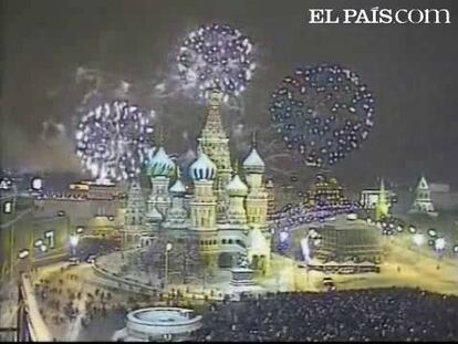 Miles de personas dieron anoche la bienvenida al año nuevo en la Plaza Roja de Moscú. Rusia es el único país del mundo que recibe el año 11 veces, tantas como usos horarios tiene. Los moscovitas que acudieron a la Plaza Roja pudieron patinar en una pista habilitada allí mismo. Otros prefirieron simplemente brindar, disfrutar de los fuegos artificiales y expresar sus deseos para el nuevo año. Unos 4000 policías fueron desplegados por toda la ciudad para mantener el orden. En las entradas a la Plaza Roja se dispusieron detectores de metales. El servicio de bomberos de la ciudad mantuvo alerta a más de 1000 efectivos ya que, el último año, se declararon más de un centenar de fuegos en áreas residenciales de la capital rusa.