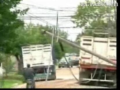 Un temporal de viento que afecta a gran parte de Argentina se ha cobrado la vida de, al menos, dos personas. Otras 25 han resultado heridas. Las ráfagas, superiores a los 180 kilómetros por hora, han arrancado de cuajo centenares de árboles, que han provocado el destrozo de numerosas viviendas y vehículos. Uno de los fallecidos se electrocutó con los cables del tendido eléctrico derribado por el viento, mientras que el otro falleció en un accidente de tráfico. Durante la semana pasada, Argentina sufrió una ola de calor.