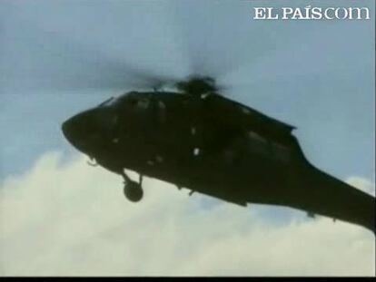 Es la lucha por la supervivencia. Llegar los primeros y poder coger algo de lo que cae desde diez metros de altura. Tirar un poco de comida desde un helicóptero es todavía hoy la única manera posible de socorrer a muchos miles de afectados por el terremoto. La lucha por conseguir la ayuda desespera a los haitianos, que pelean por quedarse, aunque sea, con un paquete de galletas. No saben cuándo volverán otra vez los helicópteros.