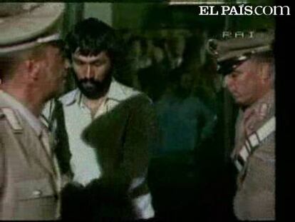 Mohamed Ali Agca, el terrorista turco que disparó contra el Papa Juan Pablo II en 1981, será puesto hoy en libertad tras casi 30 años en prisión. En todo este tiempo ha sido condenado por numerosos delitos y ha pasado por muchos centros penitenciarios. Los primeros 19 años estuvo confinado en prisiones italianas, cadena perpetua que en 1989 le rebajaron por buena conducta. Hasta que en 2000 fue indultado. Pero eso no significó la libertad para el terrorista turco. Le esperaba la justicia de su país. Tenía que cumplir diez años, en lo que quedaron sus condenas, por varios delitos cometidos cuando pertenecía a la organización de extrema derecha Lobos Grises. El más grave: el asesinato del director de un periódico en 1979. Fue detenido entonces, pero se escapó de la cárcel y huyó hacia Bulgaria. Tras recorrer varios países, entre ellos España, se le volvió a localizar en el Vaticano el 13 de mayo de 1981. Acababa de disparar a Juan Pablo II. Desde entonces, periplo carcelario. La última, la prisión de Kartal, en Estambul, donde compartía espacio con los criminales más peligrosos. De allí salió hace justo 4 años. Pero fue tan sólo por 8 días, tiempo que tardó en darse cuenta la Corte Suprema en que había calculado mal.Pero ésta ya saldada no es la última cuenta pendiente. Ahora, tendrá que cumplir con el servicio militar, 15 meses, obligatorio en Turquía. Su vida entre rejas ha dado para mucho. Y parece que él está decidido a sacar provecho. Según la prensa británica, a golpe de entrevistas y, sobre todo, con un libro, en el que contaría la auténtica verdad, con muchos detalles y nuevas revelaciones, del atentado que le llevó a la cárcel y a los libros de historia.