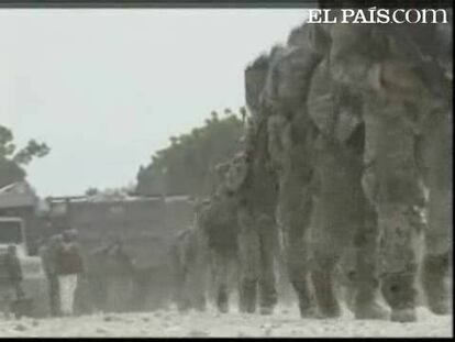 Helicópteros Black Hawk del Ejército de Estados Unidos aterrizaron este martes en los terrenos del palacio presidencial, que resultó gravemente dañado en el terremoto de la semana pasada, en Puerto Príncipe y comenzaron a desembarcar soldados en equipo de combate, además de suministros de agua y comida. Los soldados comenzaron a bajar botellas de agua, comida y equipamiento en el lugar.Más de 11.000 efectivos del Ejército de Estados Unidos han sido desplegados en Haití.