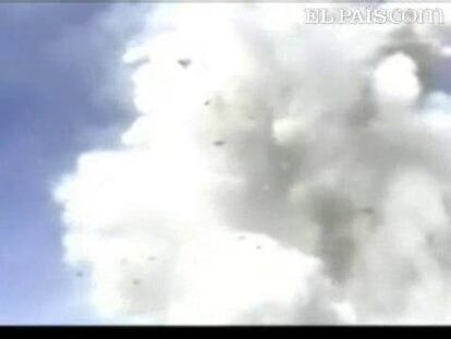 El edificio de apartamentos de Florida ha sido derribado porque su estructura resultó dañada hace seis años por un huracán. La voladura controlada ha sido espectacular. Para el derribo han sido necesarios 22.000 cartuchos de dinamita.