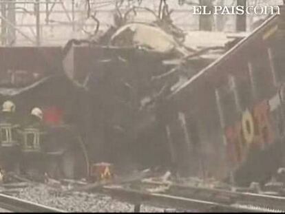 Un accidente ferroviario podría haber dejado al menos 18 muertos. Ha sido un choque frontal entre dos trenes a las afueras de Bruselas. Los convoyes han quedado reducidos a hierros. El accidente tenía lugar muy temprano en plena hora punta, con los vagones repletos de gente. Hay además 11 heridos en estado muy grave.