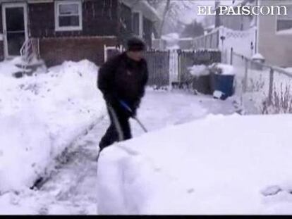 Un fuerte temporal de nieve azota estos días la ciudad de Nueva York y gran parte del noreste estadounidense. Aquellas personas que se han dirigido a sus trabajos lo han hecho con dificultad ante el cese del funcionamiento de parte del transporte neoyorquino, especialmente trenes y autobuses, tras haberse acumulado varios centímetros de nieve.