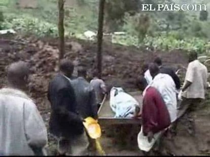 Al menos 80 personas han muerto en un corrimiento de tierra en Bududa, en el este de Uganda, y los habitantes de la zona buscan a los supervivientes cavando con sus propias manos y con herramientas caseras. La televisión local NTV ha emitido imágenes de la zona afectada, cubierta por el fango, y de gente apilando los cadáveres en un complejo. Un equipo de salvamento trabaja sobre el terreno repartiendo alimentos y Cruz Roja ha enviado personal médico. Policías y voluntarios también colaboran en las labores de rescate. Según el gobernador, David Wakikoona, entre 100 y 150 personas se encontraban en un centro comercial cuando se produjo el corrimiento de tierra y sólo ocho han sobrevivido. El gobernador dijo en el Parlamento ayer que existía riego de más corrimientos en cinco distritos, mientras las inundaciones están devastando también varias zonas. Señaló que tres pueblos con más de 3.000 habitantes se encuentran seriamente afectados. Veinticuatro horas después de la tragedia, los equipos de rescate de refuerzo no han podido llegar a la zona.