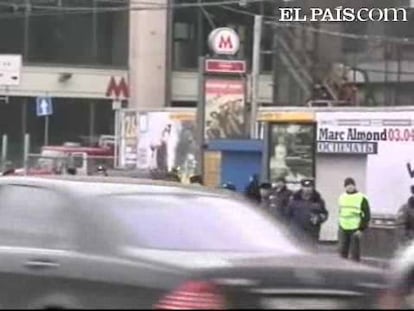 Moscú ha despertado con dos explosiones en el metro que han provocado decenas de muertos. La primera detonación se ha registrado poco antes de las ocho de la mañana, hora local, en la estación de Lubianka, una céntrica plaza en las cercanías del cuartel general del espionaje ruso. 40 minutos después, la red de metro moscovita sufría otro ataque. Según la Fiscalía rusa, los atentados pueden ser obra de terroristas suicidas.