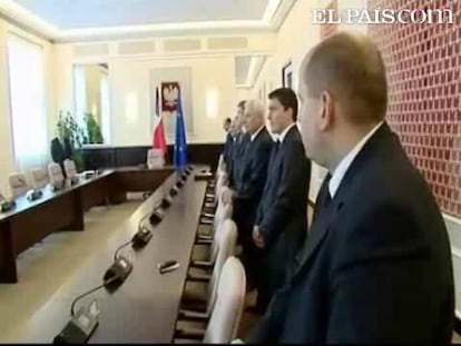 Este sábado, la muerte del presidente polaco Lech Kaczynski en accidente aéreo ha sacudido no sólo a la población, sino también la estructura política del país. El primer ministro de Polonia, Donald Tusk, ha convocado esta mañana una reunión de urgencia de su gabinete en Varsovia donde se ha rendido homenaje a las víctimas del siniestro con un emotivo minuto de silencio. Tusk ha asegurado que los funcionarios del Gobierno trabajarán las 24 horas del día para que las consecuencias del accidente repercutan lo mínimo en las familias afectadas. De forma inesperada, Bronislaw Komorowski ha pasado a ser el presidente de Polonia en funciones. Será hasta junio, cuando se celebrarán elecciones, pero al menos durante dos meses cumplirá uno de sus objetivos políticos, que se podría alargar si se presenta a la presidencia.