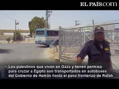 Cientos de palestinos salen de Gaza tras la apertura de Rafah.