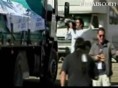 Felicidad en los rostros de los familiares de los mineros atrapados en Chile tras la llegada este sábado de un camión con una cápsula especial de rescate. La estructura está diseñada para transportar a la superficie a los 33 mineros atrapados. El ingenio ha sido bautizado como Phoenix y ha sido diseñado por la Marina chilena para sacar al exterior uno por uno a los trabajadores de la mina, que permanecen desde el pasado 5 de agosto en el interior. Tres máquinas excavadoras, denominadas Plan A, B y C están ya en funcionamiento para abrir un camino hacia las profundidades lo suficientemente amplio para que pase la cápsula. Phoenix pesa 420 kilos y tiene dos metros de longitud; además dispone de oxígeno y comunicaciones, por lo que los mineros no tendrán problema para moverse y respirar dentro de la pequeña envoltura.