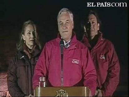 Poco después de que comenzara el rescate de los mineros en Chile, el presidente Sebastián Piñera ha explicado a los periodistas como fue el encuentro con el primer minero en salir a la superficie.
