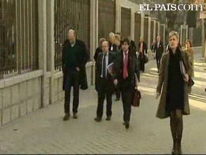 Un grupo de nueve eurodiputados de la Comisión Especial sobre Crisis Financiera, Económica y Social del Parlamento Europeo se encuentra hoy en Madrid para analizar la situación económica y elaborar un informe. Primero han llegado a la Oficina del Parlamento Europeo en España, después al Ministerio de Economía y Hacienda y posteriormente al Banco de España para entrevistarse con algunos miembros del organismo. A las 14.00 horas, los eurodiputados mantendrán una reunión con los secretarios generales de CCOO y UGT, y después con representantes de la CEOE y Cepyme.