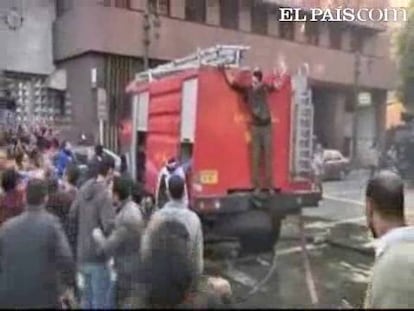 Miles de egipcios se manifestaron el martes contra el Gobierno en una demostración de fuerza poco habitual que los activistas en Internet han calificado de un "día de ira" contra el Gobierno, inspirándose en la revuelta en Túnez. Los ciberactivistas se han convertido en los detractores más enérgicos del presidente Hosni Mubarak. <strong>Especial: <a href="http://www.elpais.com/especial/revueltas-en-el-mundo-arabe/">Revueltas en el mundo árabe</a></strong>  