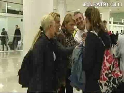 Un grupo de españoles llegó ayer por la noche a los aeropuertos de Madrid y Barcelona desde El Cairo, tras sufrir un retraso de 11 horas. Los turistas critican la actuación de la Embajada española y aseguran que los aeropuertos son en este momento más seguros que los hoteles de la capital egipcia, inmersa en las movilizaciones contra Hosni Mubarak. <strong>Especial: <a href="http://www.elpais.com/especial/revueltas-en-el-mundo-arabe/">Revueltas en el mundo árabe</a></strong>