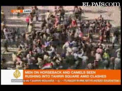 Los alrededores de la plaza Tahrir se han convertido en una batalla campal en la que ambos bandos se enfrentan con piedras y palos. Imágenes tomadas por la televisión Aljazeera. <strong>Especial: <a href="http://www.elpais.com/especial/revueltas-en-el-mundo-arabe/">Revueltas en el mundo árabe</a></strong>