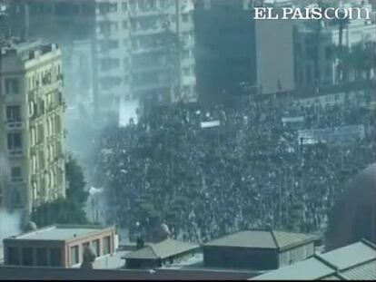 Los manifestantes contrarios y partidarios del presidente Egipto, Hosni Mubarak, se han enfrentado hoy en la plaza Tahrir (Liberación) de El Cairo en el noveno día de protestas que vive el país. Los dos bandos en los que se la nación se han enfrentado con puños, palos y piedras. <strong>Especial: <a href="http://www.elpais.com/especial/revueltas-en-el-mundo-arabe/">Revueltas en el mundo árabe</a></strong> 