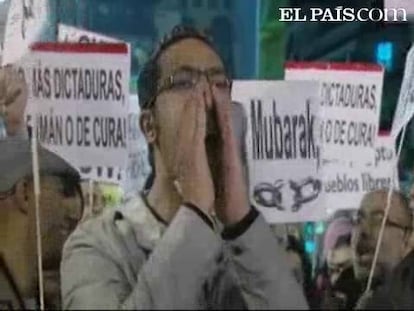 Alrededor de cien personas se manifestaron esta tarde en la Puerta del Sol de Madrid a favor de las movilizaciones populares en Túnez y Egipto. Con pancartas y gritando consignas como "Que viva la lucha del pueblo tunecino", "Mubarak culpable, Europa responsable",  los manifestantes pidieron libertad para Egipto.A pesar de las movilizaciones internacionales, el mandatario no parece estar dispuesto a irse de inmediato, a pesar de las presiones de Europa y EEUU. Alemania podría ofrecer asilo político al mandatario egipcio.   <strong>Especial: <a href="http://www.elpais.com/especial/revueltas-en-el-mundo-arabe/">Revueltas en el mundo árabe</a></strong> 