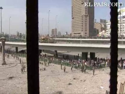 Segundo día de violencia a palos y piedras entre los manifestantes y el grupo de partidarios de Mubarak que ha desatado las hostilidades