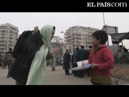 Tras más de diez días acampados en la simbólica plaza de la Liberación (Tahrir) de El Cairo, los manifestantes se organizan como en una pequeña ciudad, según informa la reportera Mayte Carrasco.  (Imágenes: Jaime López)