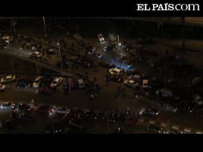 Los egipcios celebran la salida de Mubarak y la capital del país se convierte en una gran fiesta.