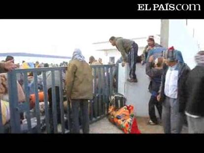 Grupos de jóvenes tunecinos se erigen en improvisados funcionarios e intentan contener la avalancha humana que huye de la represión de Gadafi a través del paso fronterizo de Ras el Ajdir. | GORKA LEJARCEGI