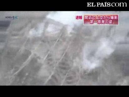 El vídeo rodado desde el aire por la empresa Tepco, que gestiona la planta nuclear de Fukushima, y divulgado hoy muestra los destrozos provocados por los incendios y explosiones ocurridos tras el terremoto y el maremoto que han asolado Japón <strong>Especial: <a href="http://www.elpais.com/especial/terremoto-japon-2011/" target="_blank">Terremoto, Tsunami y Alerta Nuclear en Japón</a></strong> 