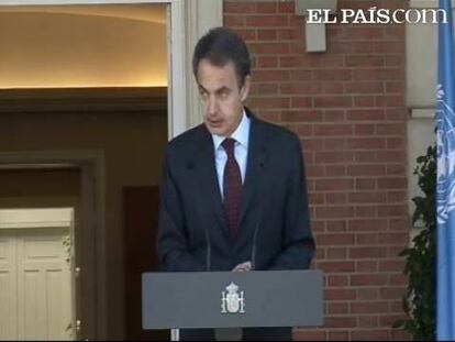 El presidente del Gobierno, José Luis Rodríguez Zapatero, ha comparecido en el Palacio de la Moncloa junto al secretario general de Naciones Unidas, Ban Ki-moon, para ofrecer una primera valoración sobre la resolución aprobada por la ONU sobre Libia. En su discurso, Zapatero ha asegurado que "es un paso decisivo y de relevancia histórica" ya que "contiene una batería de medidas fuertes para forzar al régimen libio a que cede de manera inmediata y total en sus acciones represivas". Además, el jefe del Ejecutivo ha solicitado al Congreso la autorización del uso de las bases y medios aéreos y navales españoles para la intervención. En una rueda de prensa en Moncloa, Zapatero ha mostrado su "satisfacción" por el contenido de la resolución de la ONU porque sirve "no sólo para afrontar la crisis libia" sino para "resaltar el alcance y significado que la UE tiene para da efectividad al principio de proteger a la población civil". Así, el presidente ha señalado que la decisión es "un paso decisivo y de relevancia histórica" al tiempo que ha remarcado que "Naciones Unidas ha cumplido con su deber" ya que "marca una senda muy positiva para garantizar los derechos humanos". "La resolución es clara" porque "contiene una batería de medidas fuertes para forzar al régimen libio a que cede de manera inmediata y total en sus acciones represivas". Así, ha añadido que "la determinación de la comunidad internacional es inequívoca" al tiempo que ha hecho un llamamiento "apremiante al régimen libio para que ceda radicalmente en el uso de la fuerza contra su población y que dé paso al cambio democrático en Libia". Ha concluido Zapatero diciendo que la comunidad internacional no se va a dejar engañar por el régimen libio.