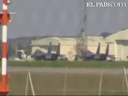 España va a contribuir a la operación internacional que se despliega en Libia con un avión cisterna, cuatro aviones de combate F-18 y una fragata, un submarino y un avión de vigilancia marítima. Serán movilizados cerca de 500 soldados, de los que aproximadamente un centenar forman parte de la dotación del Ejército del Aire.Zapatero ha asegura que con esta decisión "España asume la responsabilidad de proteger al pueblo libio".  Uno de los objetivos de las tropas españolas será vigilar  frente a las costas de Libia para evitar la entrada de armas y mercenarios por vía marítima. Además, el Gobierno español ha "autorizado el uso" de las bases de Rota  y Morón de la Frontera por las fuerzas de EE UU que lo necesiten.