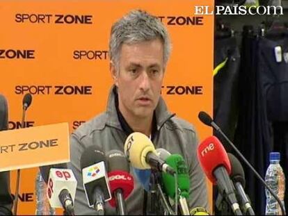 El entrenador del Real Madrid, Jose Mourinho, afirmó hoy espera cumplir los tres años de contrato que le quedan con el Real Madrid y que si la directiva, los jugadores y la afición están contentos, no le importaría firmar uno nuevo. El portugués se expresó en estos términos respondiendo a la pregunta sobre el interés de clubes británicos como el Chelsea y el Manchester en ficharle. "Yo siempre he dicho que ha sido el país donde disfruté más y donde quiero ir después del Real Madrid. Pero cuando digo será mi etapa siguiente no digo que tenga que ser mañana", aseguró durante la presentación del Dvd 'Entrenar para ganar'.Preguntado sobre si Cristiano Ronaldo podrá jugar la semifinal de Champions contra el Tottenham, Mourinho respondió que espera que así sea y que "por su mentalidad" piensan que llegará, "pero justito" y que si está en las mismas condiciones que contra el Olympique de Lyon "su contribución al equipo es siempre bienvenida".