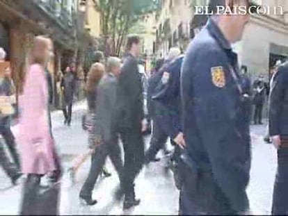 El príncipe de Gales y la duquesa de Cornualles han paseado por la plaza Mayor en su vista a España y posteriormente se han dirigido hasta el Mercado de San Miguel, donde se ha encontrado con su esposa Camila, la duquesa de Cornualles. Allí han probado una crema de yogur con albaricoque y el príncipe ha "rechazado" el jamón serrano, que ha decidido "dejarlo para más adelante".