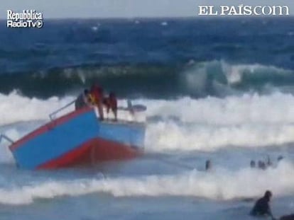 Dramático vídeo del rescate de los inmigrantes norteafricanos que llegaban a la isla italiana de Pantelleria a bordo de un barco pesquero que encalló en las rocas en mita de las olas.