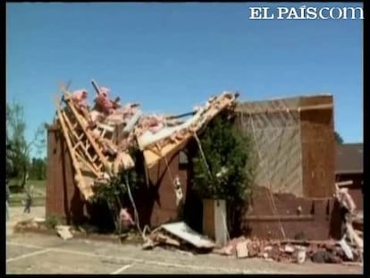 Al menos 44 personas han muerto esta semana por los tornados sen Estados Unidos. Los tornados arrancaron en el Estado de Carolina del Norte. Las tormentas han atravesado Oklahoma, Alabama, Arkansas y Misisipi.