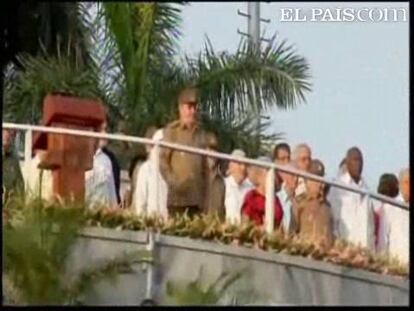 Una réplica del Granma, el barco que trasladó a los revolucionarios a Cuba, recorre las calles de la Habana. Forma parte de un multitudinario desfile celebrado este sábado para conmemorar el 75 aniversario de la victoria de Castro en la Bahía de Cochinos. Todo parece igual que siempre, hasta que empieza el congreso del partido comunista, el primero en 14 años. Raúl Castro sorprende con una propuesta: limitar los mandatos a 10 años. Esa es una de las iniciativas inéditas de esta reunión, pero se debaten otras: una ley de compraventa de casas y coches y otra que premita a los bancos conceder créditos a los trabajadores.  