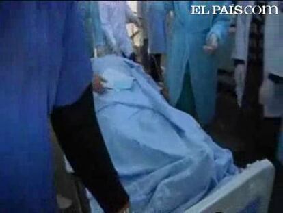 Dos fotógrafos han muerto y otros dos han resultado heridos en un ataque con mortero en la ciudad libia de Misrata, asediada por las tropas de Muamar Gadafi. Las víctimas mortales son el fotógrafo británico Tim Hetherington y el estadounidense Chris Hondros.