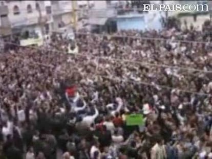 Varios miles de personas se han manifestado este viernes en la ciudad de Deraa, en el sur de Siria, pidiendo la caída de Al Assad.