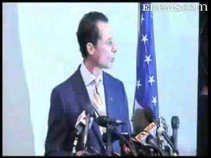 El congresista demócrata Anthony Weiner, envuelto en un escándalo sexual por enviar fotos inadecuadas por Internet, ha anunciado este jueves su dimisión.En una rueda de prensa en Brooklyn e increpado en par de ocasiones por varios de los asistenes, el congresista ha pedido perdón por "el daño causado" a sus vecinos, a sus electores y "sobre todo" a su esposa. En una intervención de cuatro minutos sin turno de preguntas, Weiner ha reconocido sus "errores personales" y el "bochorno causado" y ha añadido que "esta destrucción" le impide continuar con el trabajo para el que le eligieron los ciudadanos de su distrito.La esposa de Weiner forma parte del equipo de la secretaria de Estado, Hillary Clinton, y regresa esta noche a EEUU de un viaje de trabajo, Hasta el momento no ha hecho ninguna declaración sobre el escándalo.  