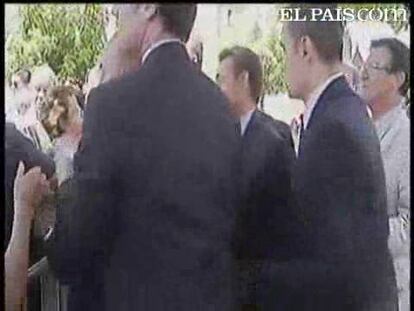 Y por un momento el presidente francés también ha visto amenazada su seguridad por el ataque de un espontánteo durante una visita al sur del país. Nicolas Sarkozy saludaba a un grupo de personas cuando una mano sale entre público y agarra al presidente. Sarkozy se retira con fuerza y sus guardaespaldas consiguen alcanzar al agresor y reducirlo. Poco después el presidente francés prosiguió estrechando manos como si nada hubiera sucedido.