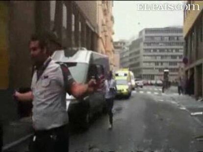 Este viernes, la explosión de una bomba cerca de la sede del Gobierno en Oslo ha dejado al menos dos muertos y un número indeterminado de heridos. Todos los edificios de la zona se han visto afectados por la onda expansiva. Hasta el momento nadie ha asumido la autoría del atentado, aunque la policía sigue la pista del terrorismo islamista y tampoco se descarta que pueda haber más dispositivos explosivos preparados para ser detonados.  En relación a la explosión, los agentes han arrestado a tres personas. Entre los edificios gubernamentales afectados se encuentran las oficinas del primer ministro, Jens Stoltenberg, que no ha resultado herido por encontrarse en ese momento fuera de su despacho.  La cifra de muertos también podría aumentar.