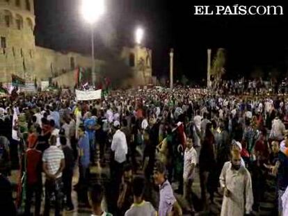 Así celebraron los rebeldes anoche en la emblemática plaza Verde de Trípoli la toma de la capital. Mientras los insurgentes negocian con los militares el control de Sirte, patria del dictador Muamar el Gadafi y último bastión del poder, la mujer y tres de los hijos del mandatario libio han huido a Argelia.