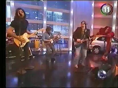 El ministro de Economía argentino toca la guitarra en un programa de televisión.