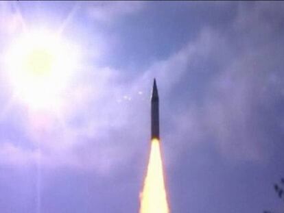 India prueba un misil capaz de llevar
una bomba atómica a 5.000 kilómetros